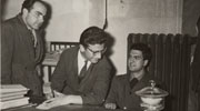 Α. Κώνστας (όρθιος) με τους συμφοιτητές τους Ε. Μαρκιανό (στο μέσον) και Κ. Μυράτ, στο Εργαστήριο Αναλυτικής Χημείας του Ε.Μ.Π. (1956)