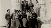 Εκδρομή Σπουδαστών Α.Σ.Χ.Μ. του Ε.Μ.Π. στο Σούνιο. Δεύτερος από αριστερά ο Α. Κώνστας (1956) 