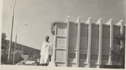  Α. Κώνστας μπροστά από τη δομική κατασκευή εντός της οποίας ενυπάρχει ο ελληνικός πυρηνικός αντιδραστήρας, σε διάλειμμα ερευνητικής εργασίας του στο Κ.Π.Ε. (Ε.ΚΕ.Φ.Ε.) ΔΗΜΟΚΡΙΤΟΣ (1962)