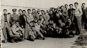 Εκπαιδευτική εκδρομή δευτεροετών Σπουδαστών της Α.Σ.Χ.Μ. / Ανωτάτης Σχολής Χημικών Μηχανικών του Ε.Μ.Π.  στη Λαυρεωτική. Στο μέσον με γραβάτα ο Καθηγητής Μουτσόπουλος και πίσω αριστερά  του ο Σπουδαστής  Α. Κώνστας (1956)